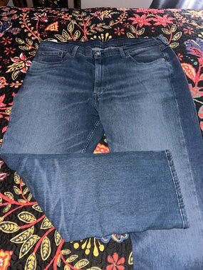 Men Levi 42x30. (514) Blue Denim